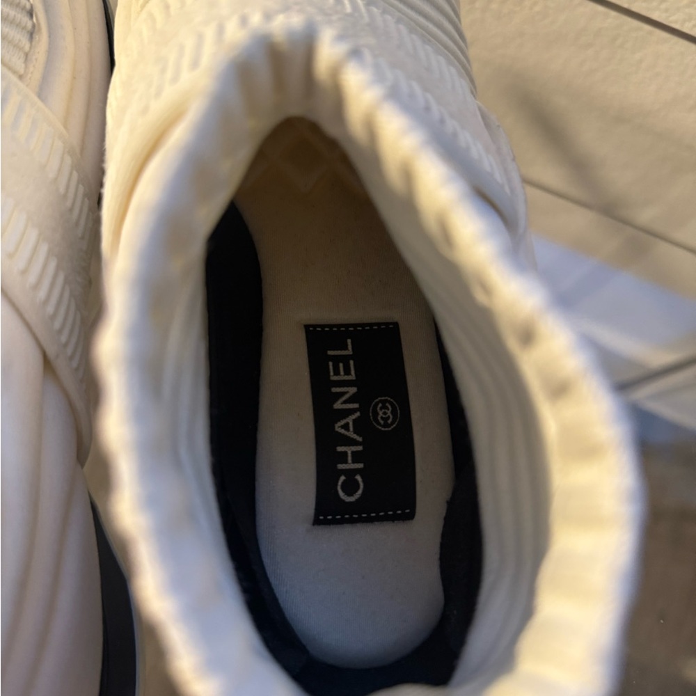 CHANEL Cream Ribbed Slip-On Shoes‎ - Picture 2 of 6